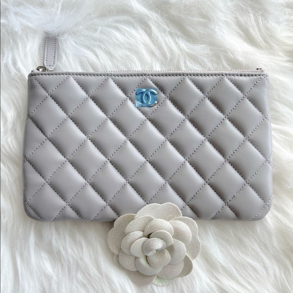 Chanel | 21a Grey O Case w/SHW - BNIB - Picture 1 of 3